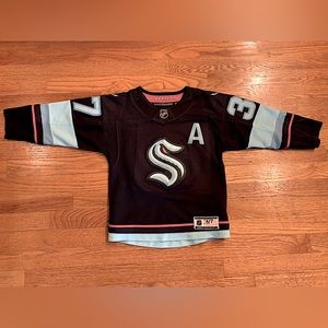 Yanni Gourde authentic Kraken jersey, sewn-on decals
